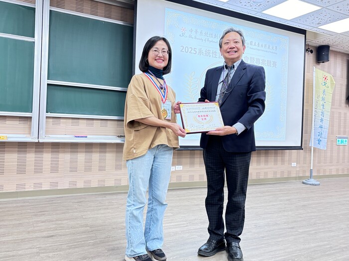 圖說：中信科技大學創新所學生林珍琴(圖左)榮獲創新競賽金牌。(圖/中信科技大學提供)