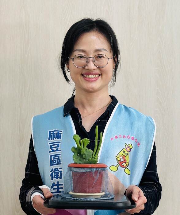 圖說：林珍琴是台南市麻豆區衛生所護理師，手上拿的是她所發明的「防蚊裙罩」。(圖/中信科技大學提供)