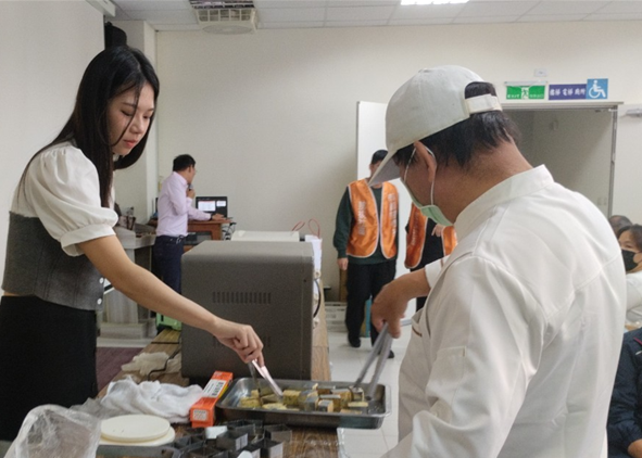 圖說：中信科大師生在銀髮社區準備製作鳳梨酥，社區長輩認真學習，畫面溫馨。(圖/中信科技大學提供)
