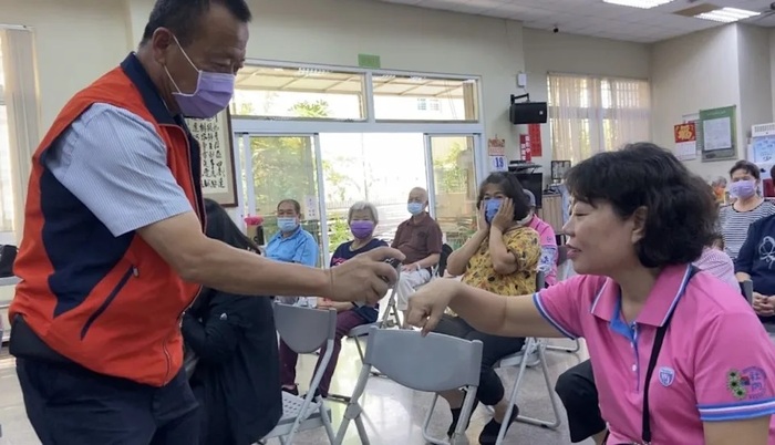 圖說：社內白蓮霧噴劑噴出清香好味道。
