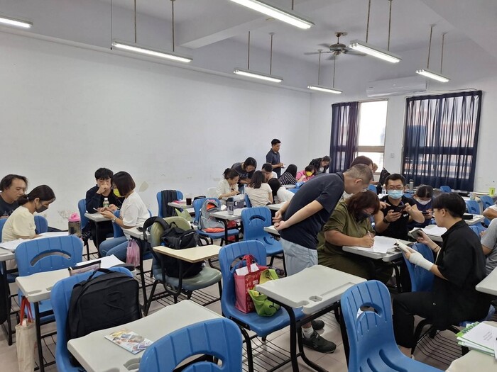 圖說：中信科技大學企業管理系財務管理課堂，老師帶領進修部學生運用世界咖啡館創新教學法進行小組討論，促進互動與思考。(圖/中信科技大學提供)