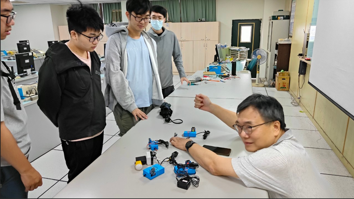 師生實作WiFi監控學具強化物聯網實務能力