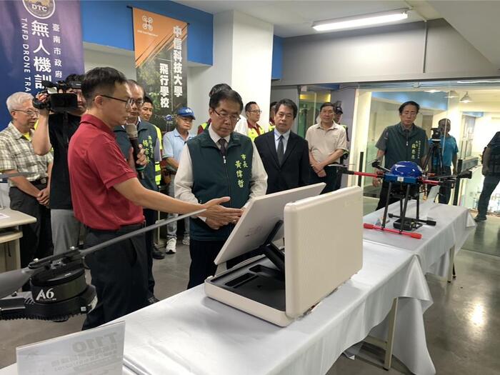 台南市政府消防局與中信科大聯手成立無人機訓練中心，市長黃偉哲（左2）、中信科大校長鄭欽哲（左3）聽取消防局做無人機簡報。（郭良傑攝）圖片