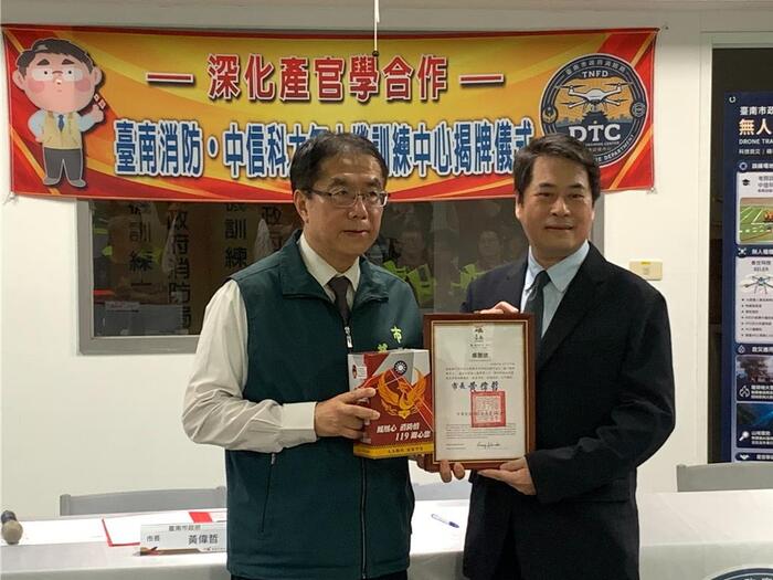 台南市長黃偉哲（左）贈送中信科大校長鄭欽哲（右）感謝狀。（郭良傑攝）圖片