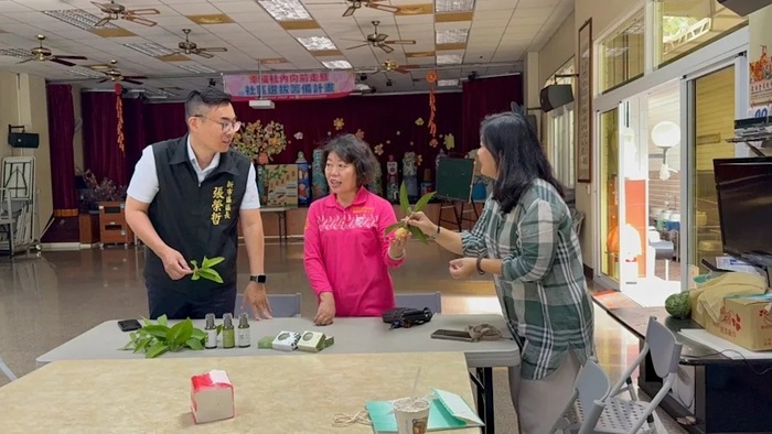 社內社區將白蓮霧創生的產品分享予區長張榮哲。