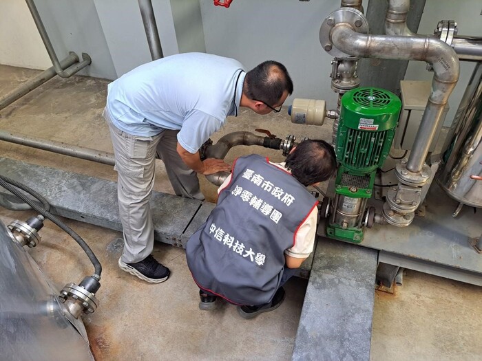 圖一 姚俊敏老師現場勘查生產設備