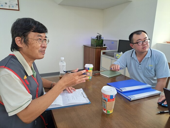 圖二 與廠商檢討生產流程與用電數據