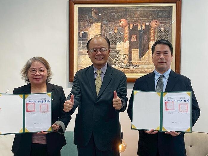 高雄科工館李秀鳳館長（左）與中信科大鄭欽哲校長（右）在終身教育司司長梁學政（中）見證下簽署合作備忘錄。