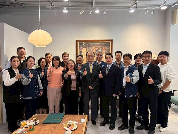 高雄科工館與中信科技大學在教育部終身教育司司長梁學政見證下簽署合作備忘錄，雙方團隊合影留念，為大南方科學教育開啟嶄新篇章。