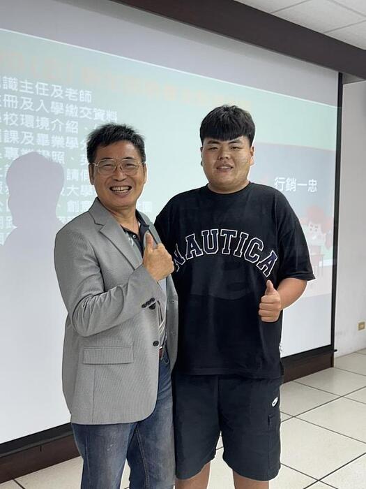 圖說：導師張彥輝（左）與新生徐詩襯（右）合影。