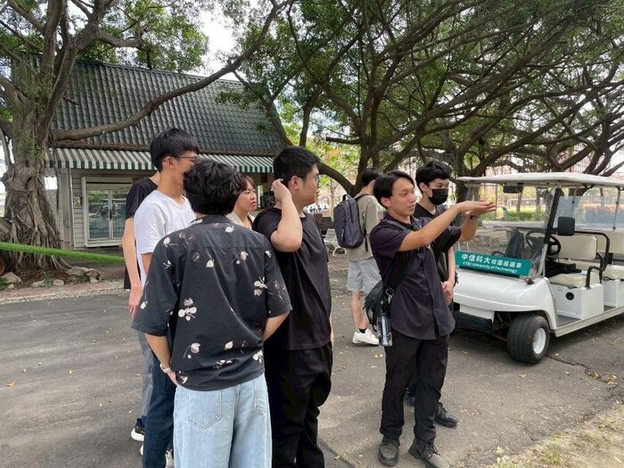 圖說：曾志勇講師教導學生取景構圖等專業攝影知識