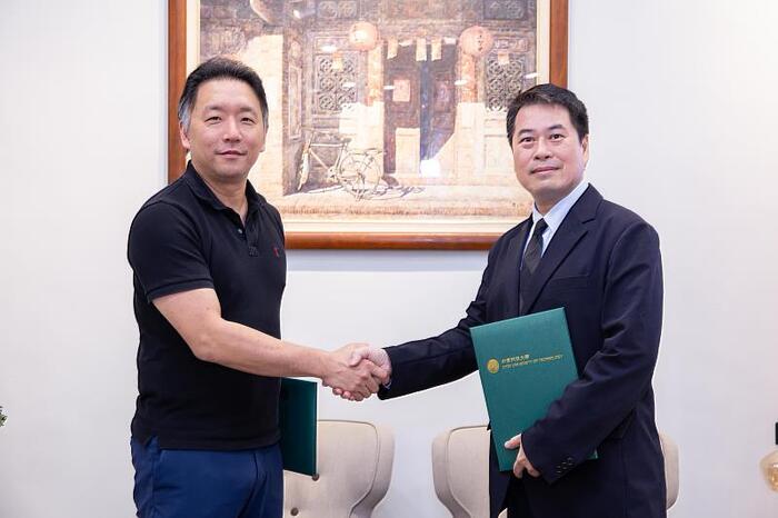 星醫美學集團董事長林信一（圖左）與中信科大校長鄭欽哲（圖右）雙方簽約合照。（圖/星醫美學提供）