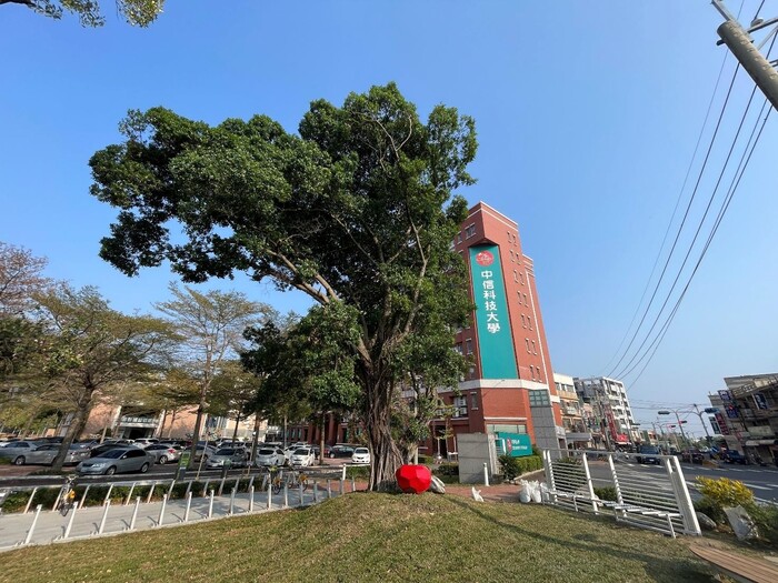 校門口紅紅的大蘋果，與中信的企業識別色彩相互輝映