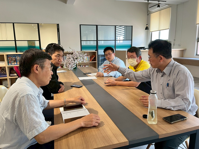 圖一：中信科技大學計畫團隊成員經由定期會議進行跨域合作、解決在地產業問題，善盡大學社會責任。