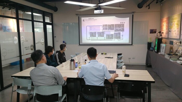 圖二：計畫團隊帶領學生進入企業現場，進行IOT應用實習，學用合一並強化實務經驗。