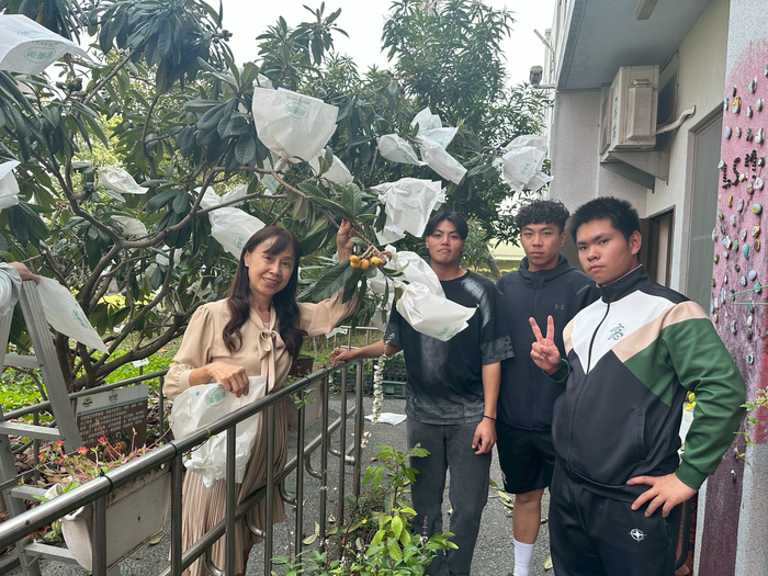 圖說:學生林其毅(右3)分享期待有機會品嚐甜美枇杷享受自己努力的成果 (圖片來源:中信科技大學提供)