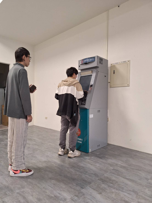 圖說：美食街新增中國信託銀行ATM，為師生提供更便利的金融服務，學生可直接在校內進行提款、轉帳等交易，省去外出奔波的時間。(圖/中信科技大學提供)