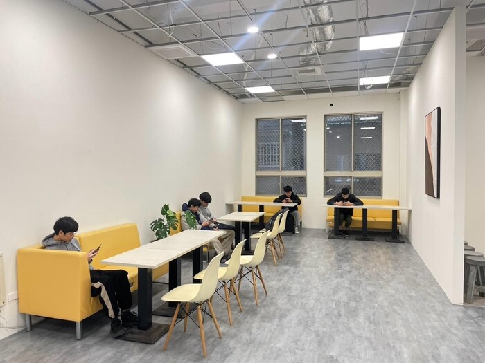 圖說：美食街提供座位提供學生休息、聊天與用餐。(圖/中信科技大學提供)