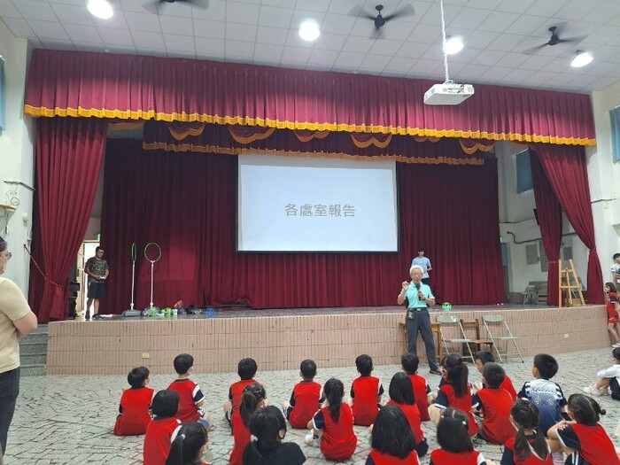 圖說：張偉國執行長在大社國小的朝會中介紹無人機足球。(圖/中信科大提供)圖片