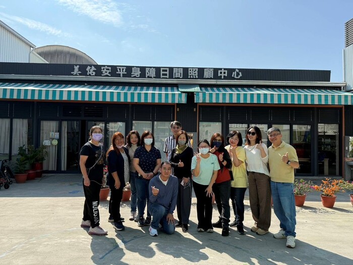 圖說：中信科大第三人生大學學員至美佑安平身障日間照顧中心校外參訪。(圖/中信科技大學提供)