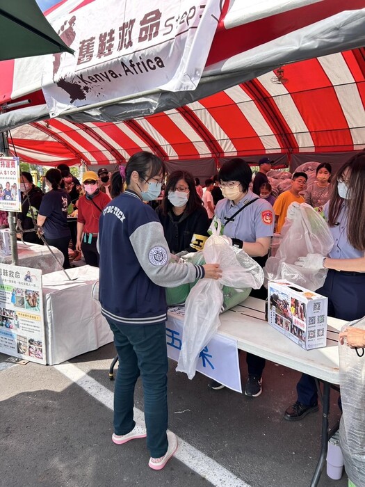 圖說：中信科大人事主任周宛蓉協助親送至舊鞋救命台南募集點。(圖/中信科技大學提供)