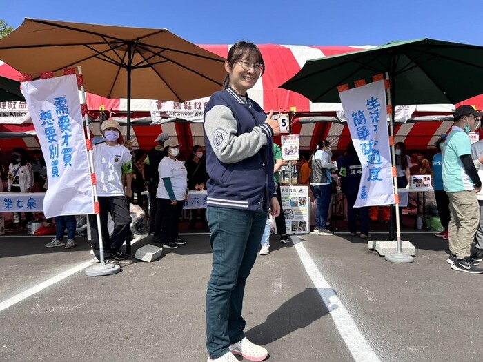 圖說：中信科大人事主任周宛蓉協助親送至舊鞋救命台南募集點。(圖/中信科技大學提供)