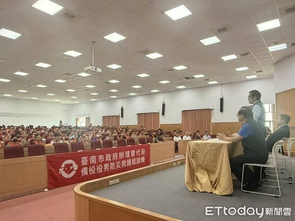 台南市消防局在中信科技大學舉辦「2026年替代役備役役男防災救護組暨防災士召集訓練」，市長黃偉哲親臨主持開訓典禮。（記者林東良翻攝）