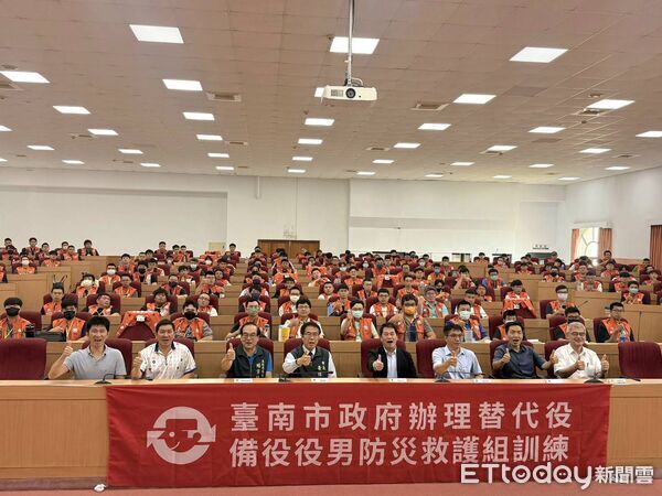 台南市消防局在中信科技大學舉辦「2026年替代役備役役男防災救護組暨防災士召集訓練」，市長黃偉哲親臨主持開訓典禮。（記者林東良翻攝）