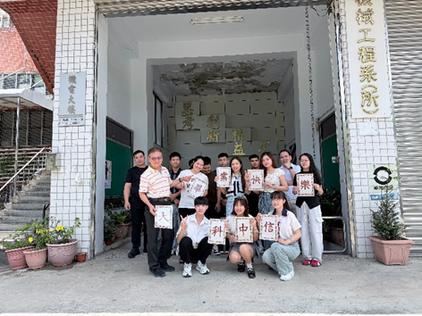 圖說一：機械系國際產學專班畢業聚餐前的合影。(圖/中信科技大學提供)圖片