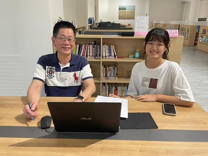 圖說：吳欣樺（右）與指導教授余國訓（左）討論論文撰寫。
