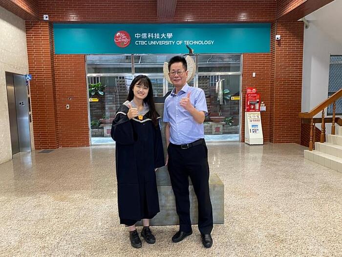 圖說：吳欣樺（左）與指導教授余國訓（右）碩士畢業合照。