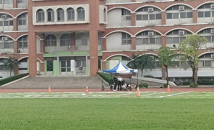 中信科大無人機術科考照場地學員操作。