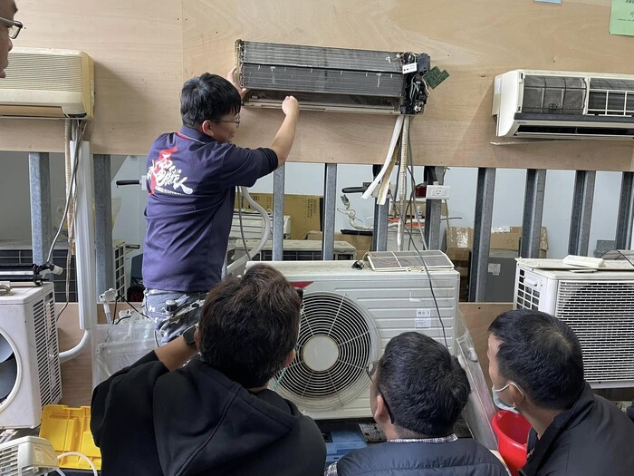 圖說：講師示範清洗過程，學員認真學習