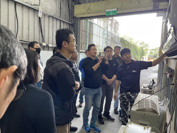 圖說：講師示範清洗過程，學員認真學習