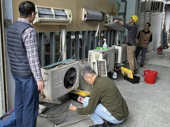 圖說：學員親自操作冷氣室內機與室外機的清洗