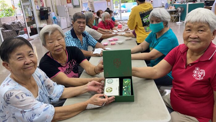 新市社內社區居民歡喜推出自家的綠寶石禮盒，有著白蓮霧的好香氣。