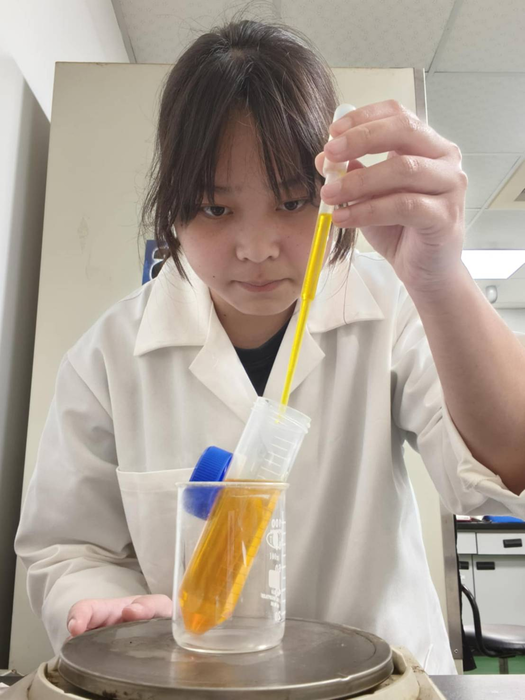 圖說：中信科大冷源系學生吳佳欣正在進行生薑精油的後處理。(圖/中信科技大學提供)