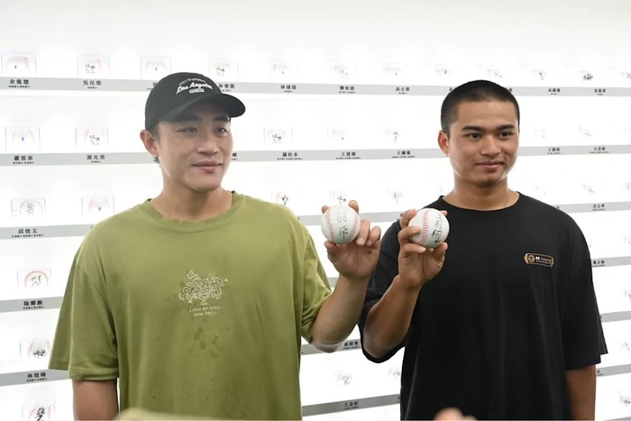 圖說:王羽飛(左)與王羽翔(右)合影