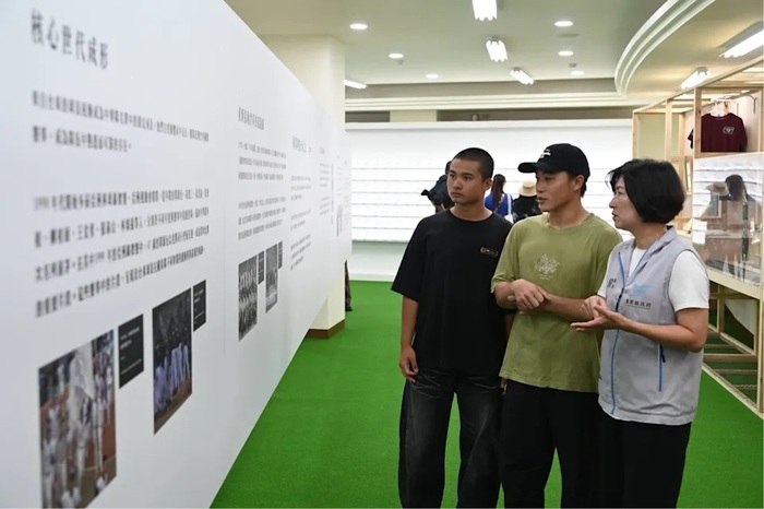 圖說:饒慶鈴縣長(右)、王羽飛(中)與王羽翔(左)參觀棒球特展。