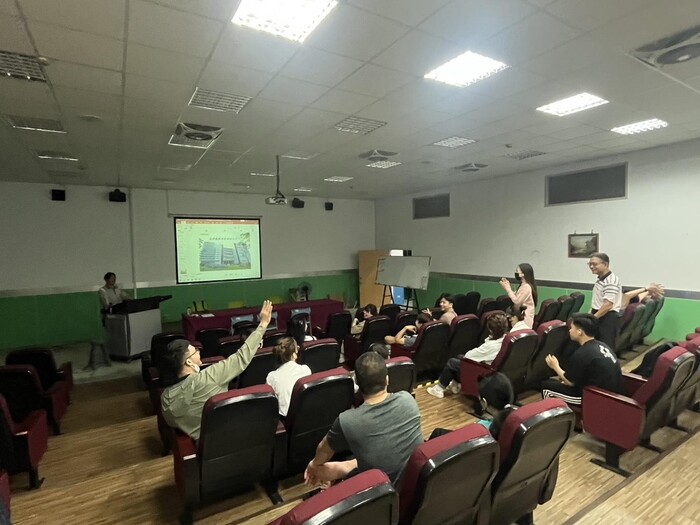 圖說一：穗高工業董俊緯主任與越南學生談公司理念與發展，學生踴躍提問情形。(圖/中信科技大學提供)