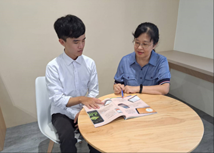 圖說：中信科大餐飲管理系學學生李昀哲(左)與老師討論開店經營策略。