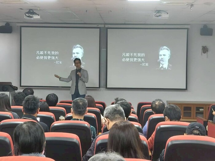 圖說：哇賽心理學創辦人蔡宇哲老師以許多實際案例講解「支持」的意義與方式。 (圖/中信科大提供)