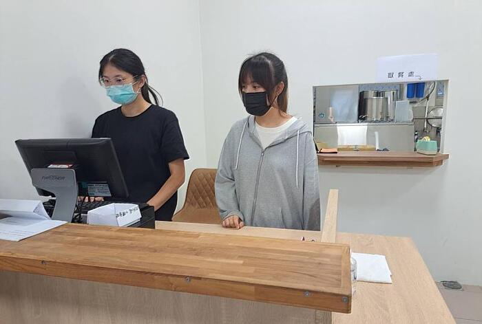 圖說：香氣四溢！中信科大美食街開幕，餐飲系學生實習秀真功夫。