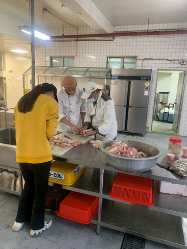 圖說：食材選用及料理前作業。(圖/中信科技大學提供)