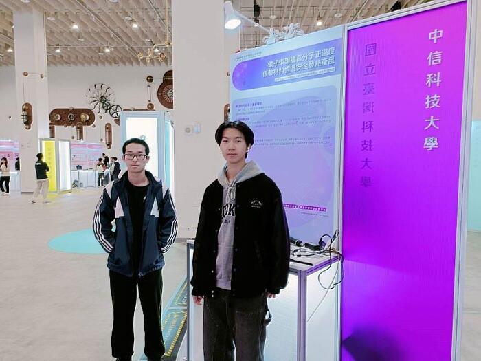 圖說：中信科大學生錢彥辰（右）及黃昱翔（左）參加技專校院實務型研究專案計畫成果展示暨媒合交流會。