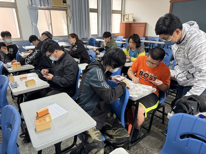 請學生於能力強項卡挑出自身具備的能力，引導同學互相印證，再運用AEIOU  心法，使學生確實掌握自己的能力與志趣。