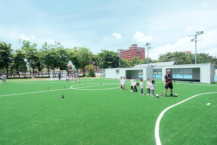圖說:中信國際學校協助學生探索興趣與熱情，鼓勵學生多元發展運動、音樂與藝文能力，學生可依興趣參與運動社團、樂團與競賽代表隊。圖片