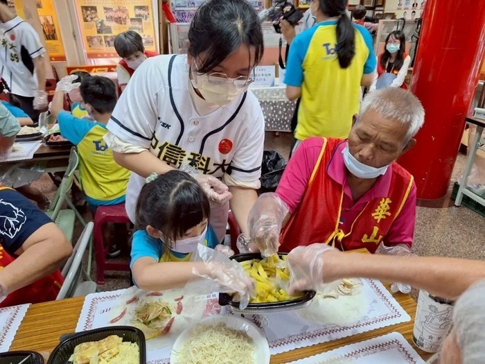 圖說:華山台南新市天使站17年感恩茶會，邀長輩DIY品嘗毛豆料理。