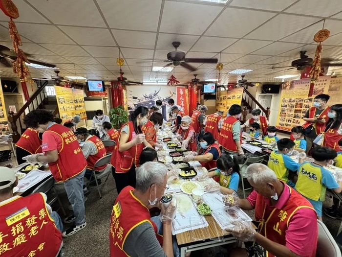 圖說:華山台南新市天使站17年感恩茶會，邀長輩DIY品嘗毛豆料理。