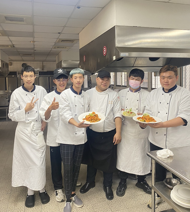 韓士宏（左3）在校內表現優異利用家鄉食材製作創意料理。
